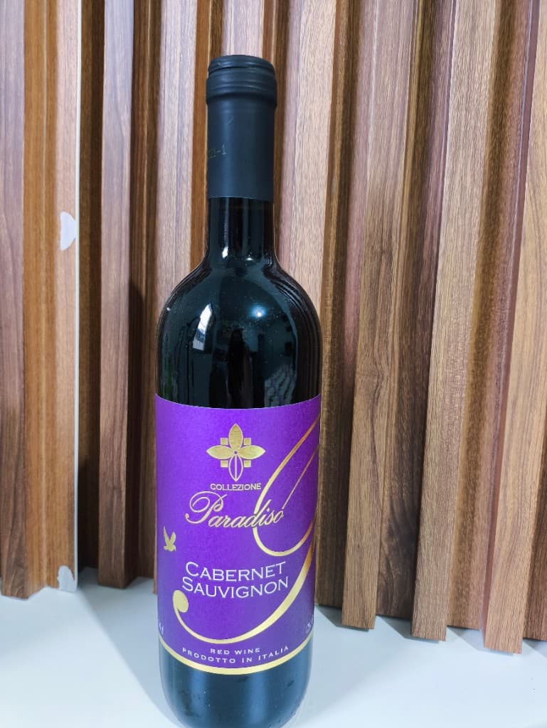 Vinho verifica rótulos disponíveis